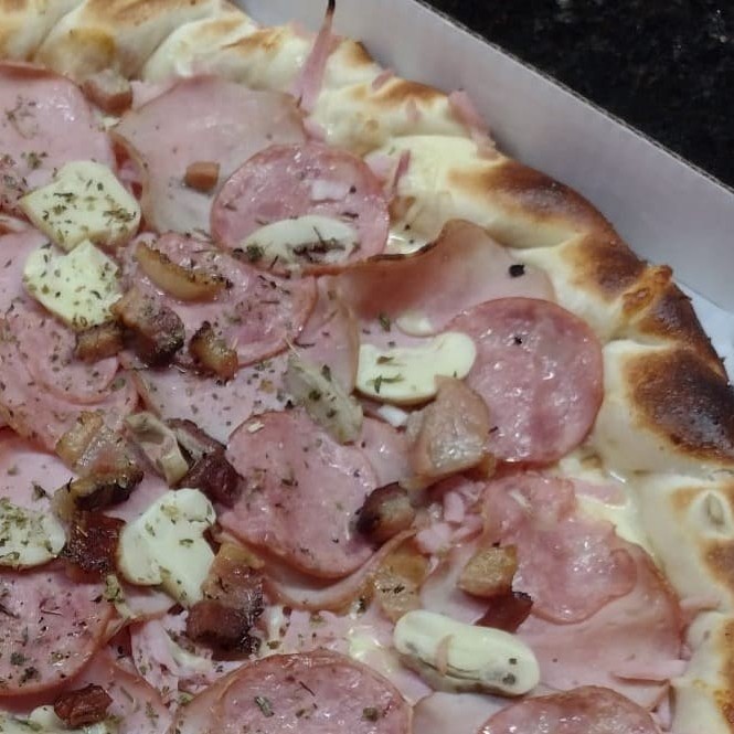 Pizza de 35cm inteira Delícia ( Presunto, lombo canadense, calabresa, champignon e bacon)