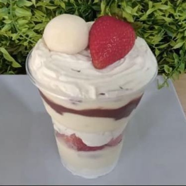 Copo da Felicidade vem com uma suave mousse de leite Ninho, brigadeiro cremoso de leite Ninho, morangos em pedaços e finalizado com morango e doce de leite Ninho.