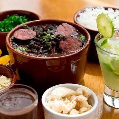 """Vem pra Lapa"", pede sua feijoada com uma deliciosa caipirinha de limão pra você suportar esse calorão Carioca, montamos esse combo, pra você deliciar nossa feijuca com uma caipirinha..... Muita fome e quer fartura? Então esse é o tamanho ideal para você. Chega em casa prontinha pra servir. Tudo em embalagens separadas. ** usamos defumados artesanais, que têm sabor incomparável e não contêm aditivos químicos. 750g de feijoada e 750g de arroz, farofa, couve refogada, laranja e 500 ml de caipirinha geladinha. Serve 2 pessoas. *imagem ilustrativa."