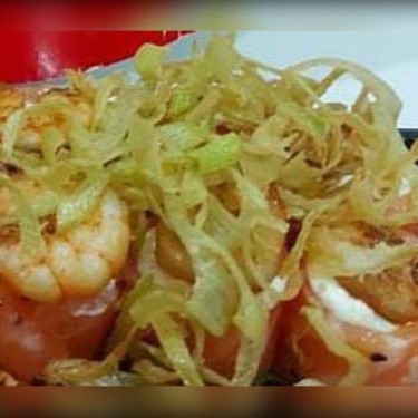 Enroladinho de salmão, creme cheese ,cebolinha , camarão empanado e alho poró.  (5 unidades)
