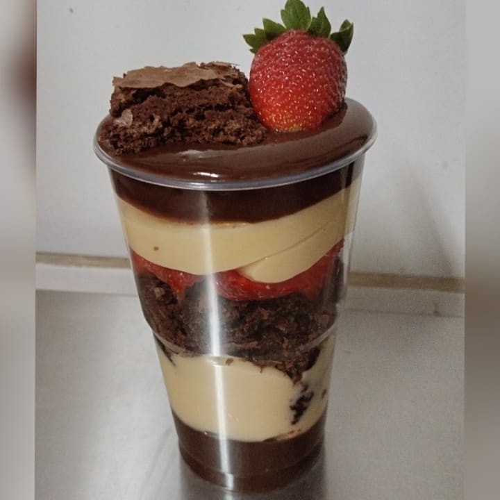 Copo composto por Brigadeiro 50% + Brigadeiro de Leite Ninho + Brownie + Morango