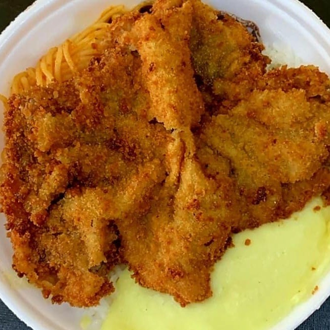 Feijão, arroz, macarrão, farofa e bife à milanesa na farinha Panko. Todas as refeições acompanham 1 Guaracrac.