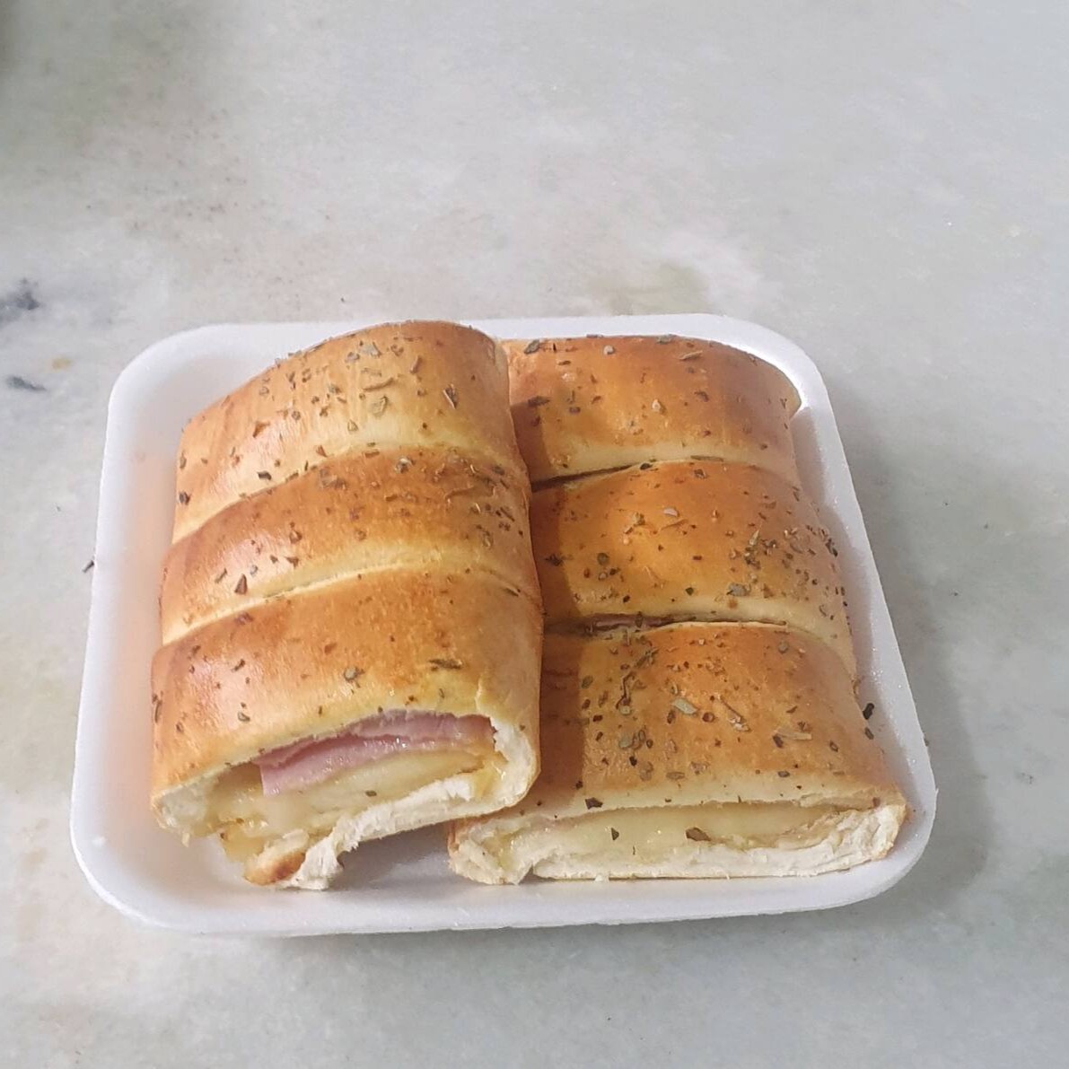 Recheio cremoso e saboroso envolto em uma massa leve e douradinha.