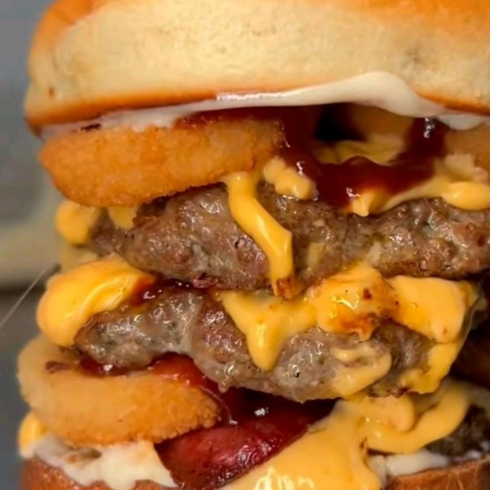 Pão artesanal,anel de cebola, cheddar e duas carne de hambúrguer artesanal e Bacon