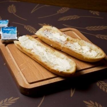 Pão na chapa com Polenguinho derretido, formando uma camada cremosa e irresistível. Um sabor que remete à infância, perfeito para acompanhar seu café ou suco natural.