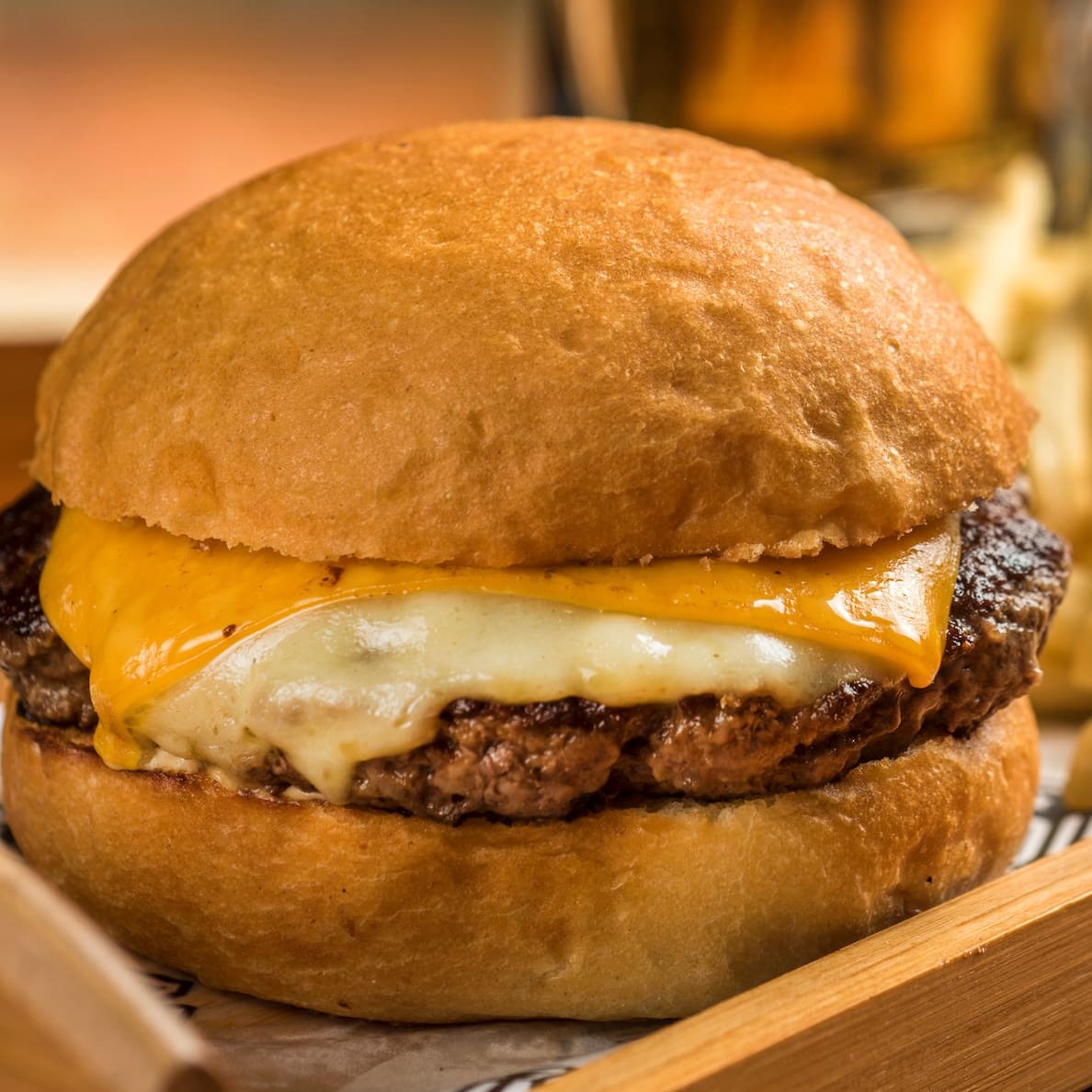 210g do saboroso hambúrguer stadium, maionese stadium, queijo americano e cheddar. Acompanha batata frita.