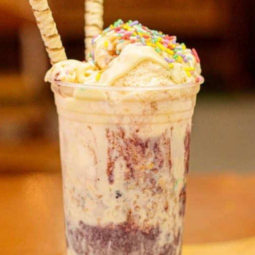 Vocês não estão preparados para essa delícia! Açaí recheado de Creme de chocolate branco com sabor limão, raspas limão e pedaços de biscoito branco. Não para por aí... O chantilly também faz parte dessa delícia.