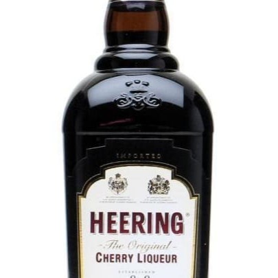 "Licor Cherry Heering 700 ml.  A mais de 200 anos este elegante licor é produzido apenas com ingredientes finos, como cerejas pretas e botânicos.  Não contém aditivos ou corantes artifciais.  Cherry Heering é essencial para elaboração de legendários coquetéis, como o Original Singapore Sling.  É o verdadeiro ""Brandy de Cerejas!""  Características: Volume: 700 ml. Graduação alcoólica: 24% vol. País de origem: Suécia."