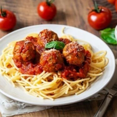 Serve duas pessoas com apetite moderado! Desfrute do nosso magnífico 'Espaguete ao Molho Napolitano com 6 Almôndegas', uma especialidade da categoria 'Pratos do Chef'. Este clássico italiano é preparado com um delicioso e robusto molho napolitano, feito com tomates frescos. Acompanhado por seis suculentas almôndegas, cuidadosamente temperadas e assadas à perfeição. Cada garfada deste prato é uma verdadeira viagem gastronômica à Itália. Experimente agora mesmo e sinta-se num autêntico ristorante italiano!