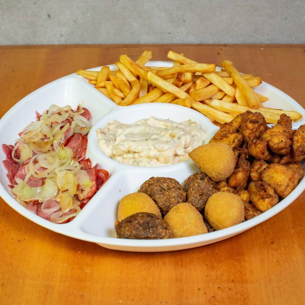 O combo mais pedido da Xodó!   Batata frita com queijo mussarela por cima + linguiça acebolada + sem parar de frango + salgadinhos fritos diversos. Acompanha um delicioso molho da casa (maionese com alho).   *Imagem meramente ilustrativa.