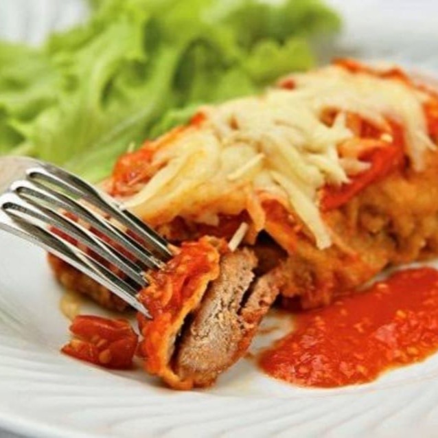 Suculento bife de alcatra empanado, coberto por um delicioso molho de tomate e queijo.  Acompanhamentos: arroz, feijão, macarrão, farofa, batata frita ou e salada verde.