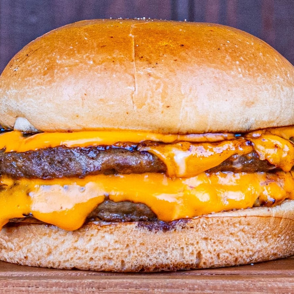 Pão de brioche, 2 carnes, cheddar melt e cebola ao shoyo  Lanches saborosos e quentinhos preparados com todo o capricho para atender a sua fome.