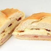 Experimente nosso delicioso Sanduíche de Queijo Minas, recheado com generosas fatias de peito de peru, cuidadosamente acomodadas entre fatias de pão francês crocante ou, se preferir, no saboroso pão de forma torradinho. Este é um sanduíche que vai além do comum, proporcionando uma experiência de sabor única. Ideal para um lanche rápido, mas sem abrir mão de uma alimentação saudável e saborosa. É o equilíbrio perfeito entre sabor, textura e frescor. Garanta já o seu!