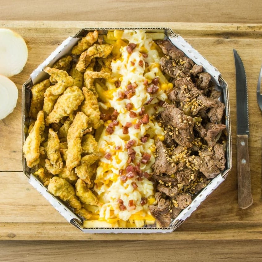 Este combo reúne frango empanado crocante, contra filé suculento e nossa famosa batata mania coberta com cheddar, mussarela e bacon. Uma combinação irresistível para compartilhar ou se deliciar sozinho!