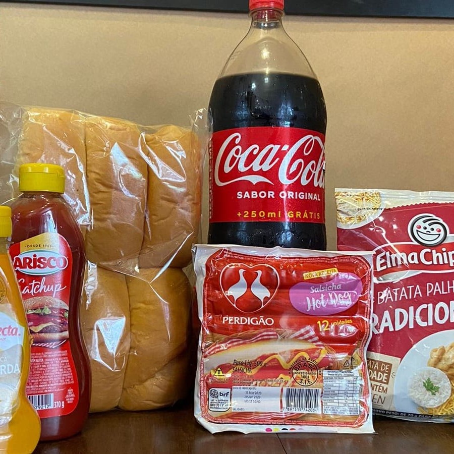 1 pacote de pão mini careca (6 unidades) 1 ketchup (370g) 1 mostarda (180g) 12 salsichas (500g) 1 batata palha (60g) 1 refrigerante (2litros)