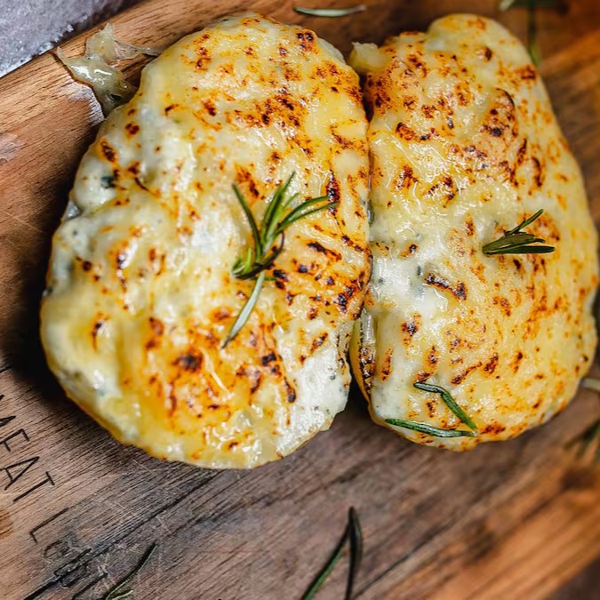 Deliciosa batata inglesa recheada de queijo gorgonzola com uma camada de parmesão gratinado