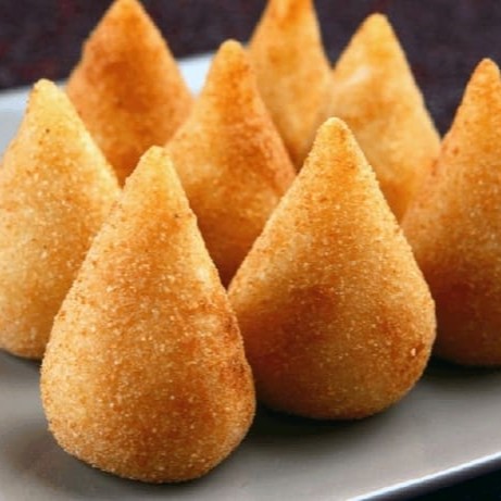 Deliciosos salgadinhos fritos na hora de aprox. 40 g (diversos sabores) +Refrigerante lata