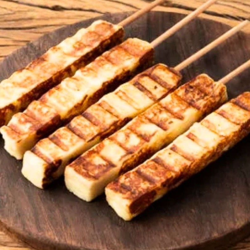 Experimente nosso espetinho de queijo coalho, uma delícia, Uma escolha leve e saborosa para qualquer ocasião. Experimente vocês irão adorar