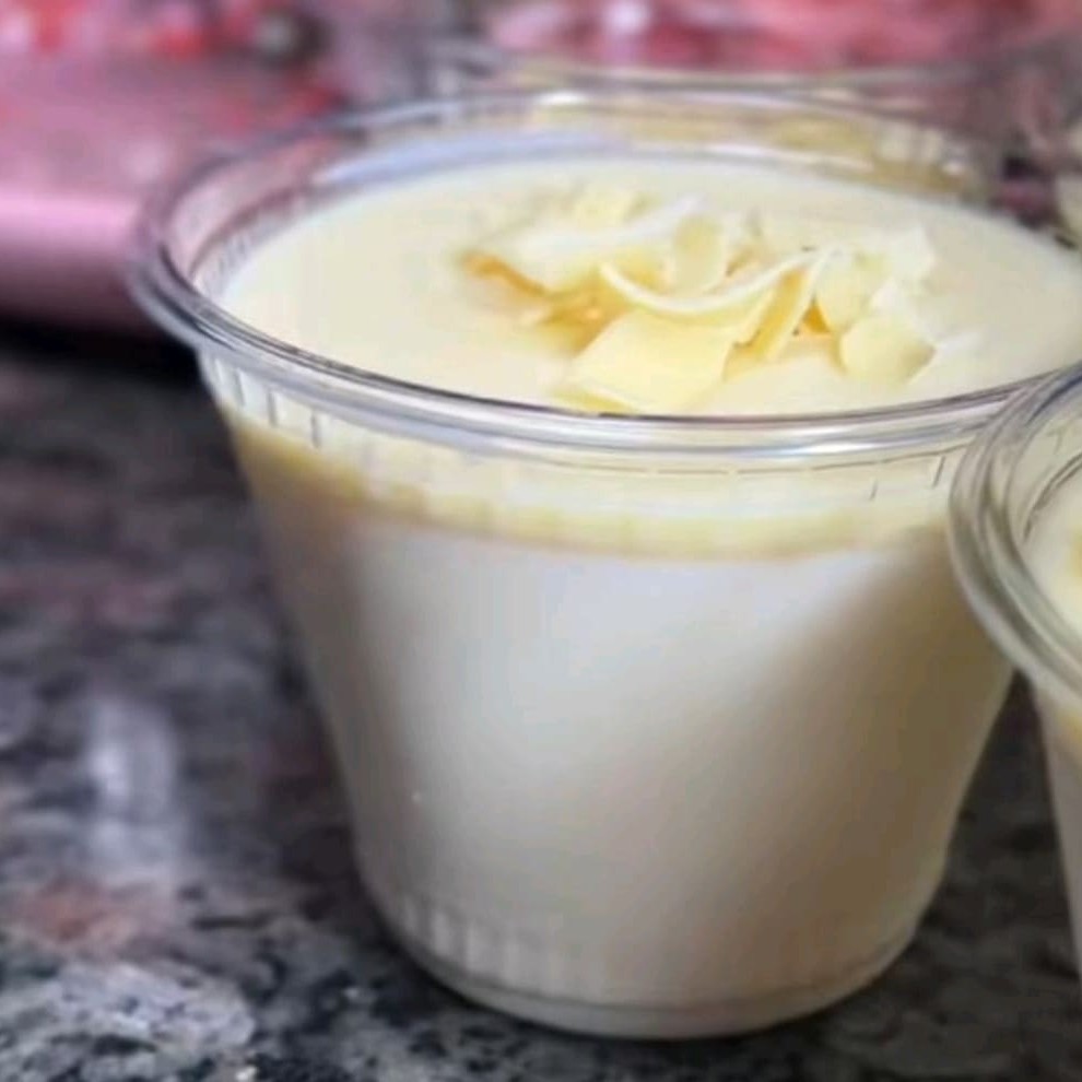 Mousse de leite Ninho com ganache de chocolate branco e raspa de chocolate