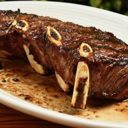 Bife assado de tira macio e saboroso. Escolha até 02 acompanhamentos