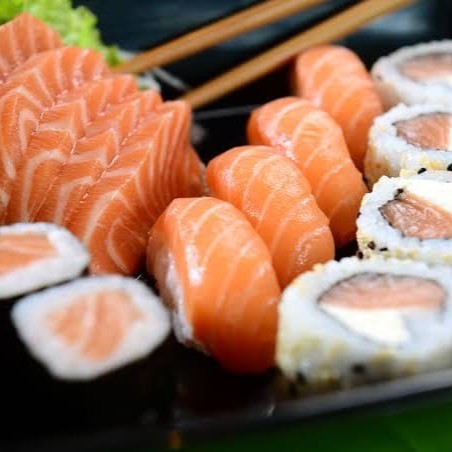 O Combo 28 peças, da categoria 'Japinha', é um deleite para os amantes da culinária japonesa. Composto por 28 peças cuidadosamente selecionadas de salmão fresco, este combo inclui 5 fatias de sashimi, 5 peças de sushi, 8 rolos de uramaki e 10 porções generosas de Philadelphia. Para realçar ainda mais os sabores, o prato vem acompanhado de haxi, gengibre e raiz forte, criando uma experiência gastronômica vibrante, repleta de texturas e sabores. É a escolha perfeita para quem valoriza a autenticidade e a qualidade dos ingredientes.