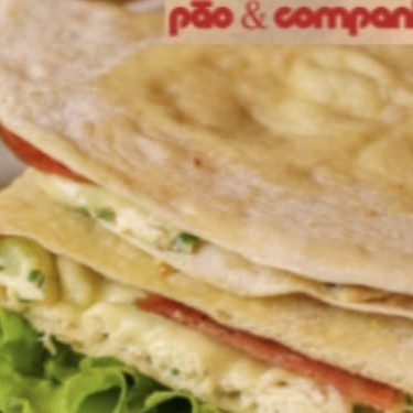 Pão árabe, salada de galinha, lombinho canadense, queijo prato, alface e tomate.