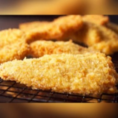 O 'Frango Crocante' da categoria 'Chef Barros apresenta: Frangos' é uma criação única e fascinante. Este prato, habilmente preparado, apresenta o frango em sua melhor forma. A carne suculenta e tenra é envolvida por uma camada crocante e dourada, o que lhe confere uma textura irresistível. Cada mordida é uma explosão de sabor que irá agradar até os paladares mais exigentes. O Frango Crocante do Chef Barros é mais do que uma refeição, é uma experiência gastronômica incomparável. Venha se deliciar com essa obra-prima culinária!