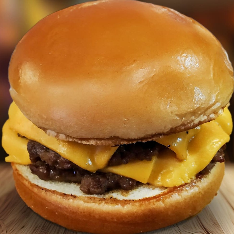 Pão brioche, blend bovino de 150g Artesanal, queijo cheddar e maionese da casa.  Ask AI