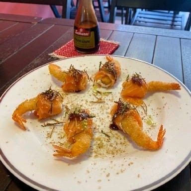 Porção de 10 unidades. Camarão empanado com lâmina de Salmão.