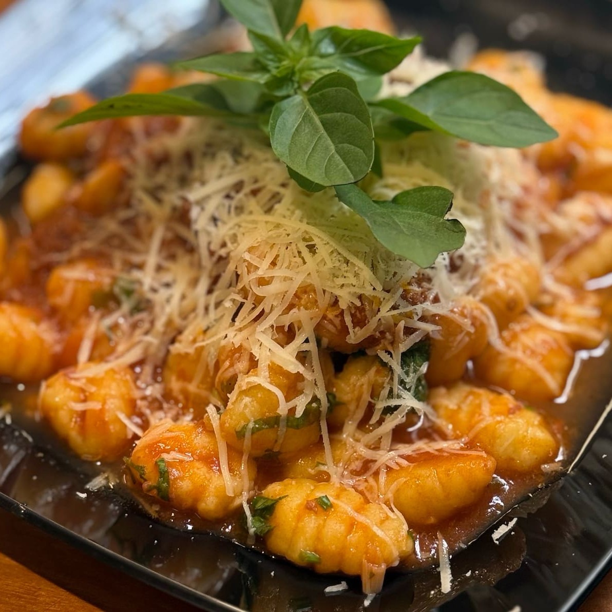 Clássico da culinária italiana! Massa fresca artesanal servida com nosso molho bolonhesa, preparado lentamente com carne moída selecionada, tomates suculentos e temperos especiais. Um prato saboroso, caseiro e irresistível.