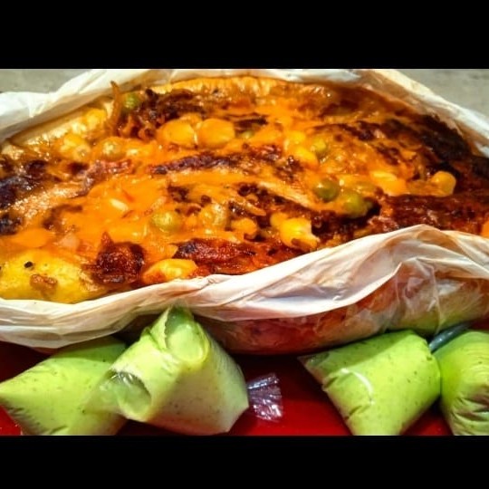 Carne de picanha, Cebola, tomate, milho, ervilha, bacon, calabresa,  presunto, queijo, cheddar e batata palha.