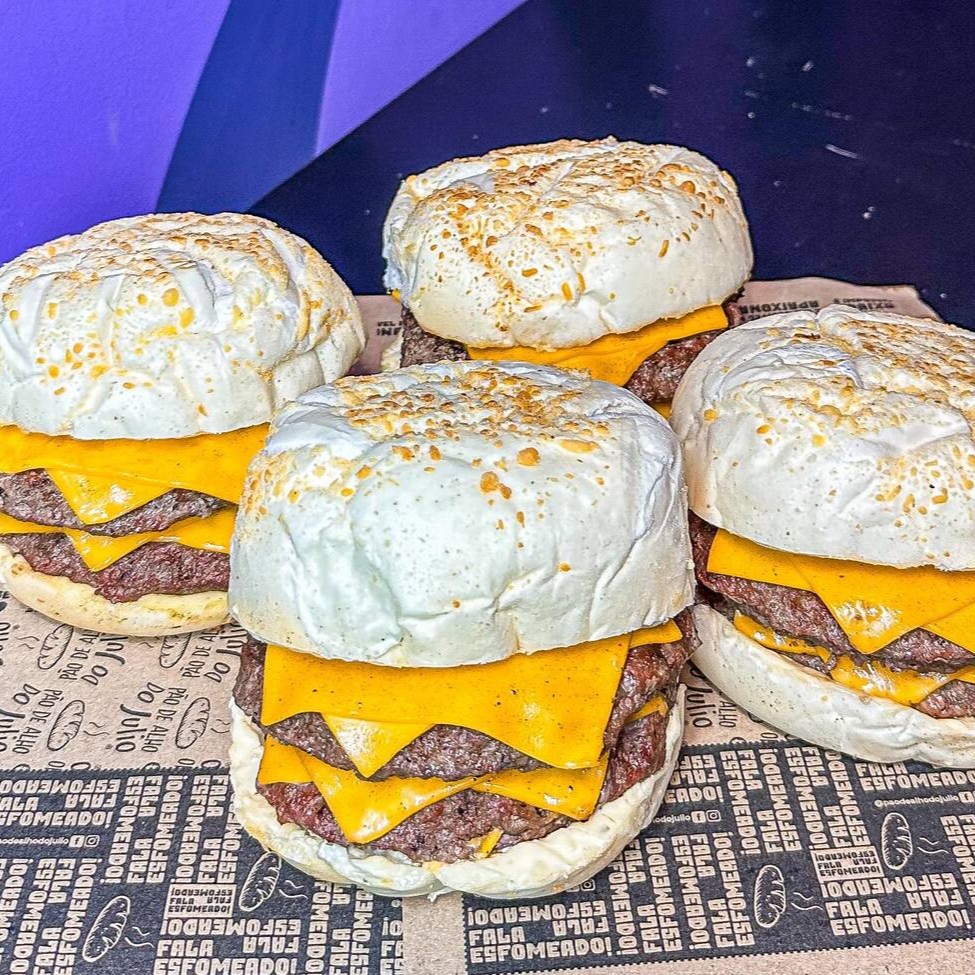 Aqui nessa opção, vc leva 4 duplo cheese pra alimentar a galera. Não tem erro, pediu esse aqui, vai tirar onda aí amassando um burguinho de pão de alho delicioso.