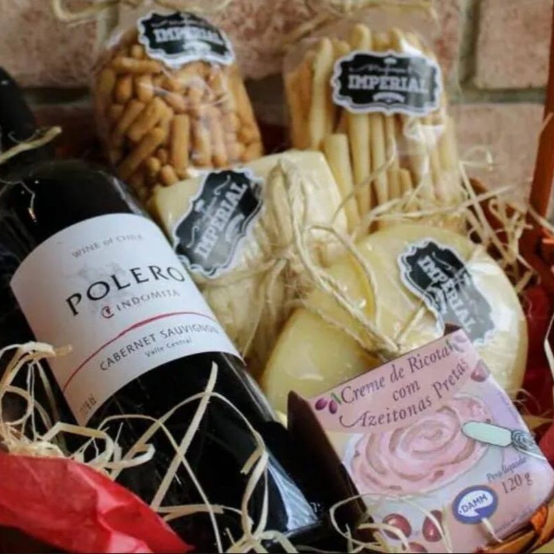 Contem: 1 garrafa de vinho 150g grissini imperial 100g queijo Gruyère ou provolone 200g queijo gouda ou bola 1 creme de ricota (salmão ,azeitona preta ou gorgonzola) 2 barras de chocolate  150g petit four salgado imperial   Todas as nossas opções de cesta são  ornamentadas com papel seda e celofone decorado com  um belo laço para finalizar.  Obs: No caso de indisponibilidade de algum item, este será substituído por outro de valor equivalente  ao item em falta.  imagem ilustrativa.