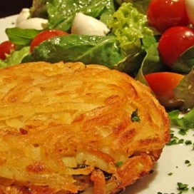 Desfrute da nossa deliciosa rosti tradicional, que poder servir Uma ou Duas pessoas. Feita com batatas selecionadas e crocantes, acompanhada de uma salada fresca da sua escolha. Se você prefere a clássica Caesar, a leve Tropical ou qualquer outra opção, garantimos que essa combinação traz frescor e sabor em cada garfada. Uma refeição equilibrada que une o melhor da tradição com a frescura das sala