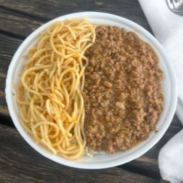 Quentinha de isopor 500ml .  Carne moida com molho Arroz branco feijão preto e macarrão ( Espaguete com molho de tomate )  Não colocamos acompanhamntos separados .