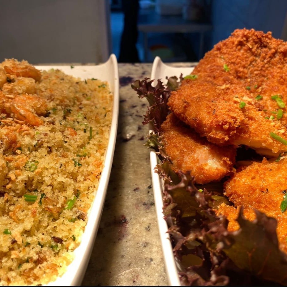 Suculenta tilápia empanada em crocante panko, servida com uma farofa irresistível de camarão na panko e um clássico arroz branco. Uma combinação perfeita de texturas e sabores que promete surpreender o seu paladar.