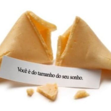 "Biscoito crocante e açucarado feito de farinha, açúcar, baunilha, óleo de gergelim e contém dentro a sua ""sorte"". 1 Unidade."