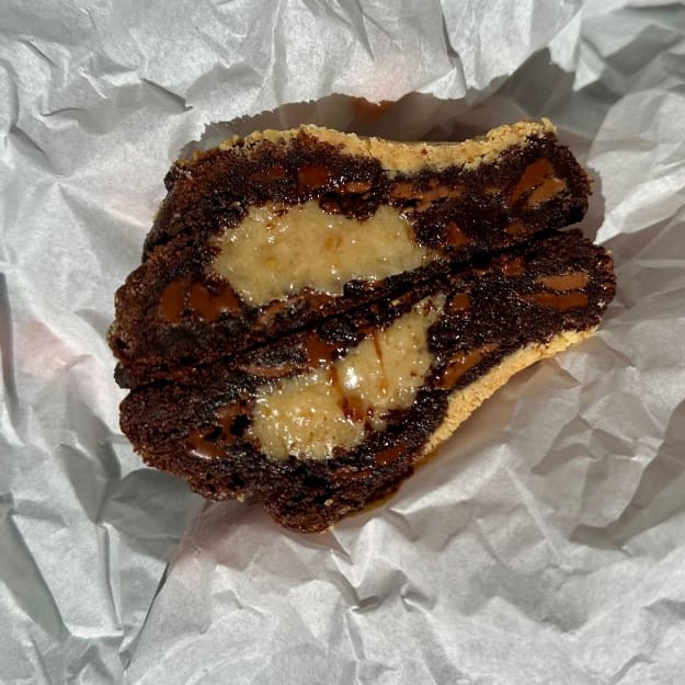 O tradicional Cookie de Chocolate com muitas gotas de chocolate e recheio cremoso de brigadeiro de paçoca com paçoca polvilhada por cima ;) A Cake Shot não altera e/ou adiciona ingredientes aos produtos já formulados. Escrevemos bilhetes Apenas na compra do mesmo que está disponível no começo do cardápio., Cookie - Cookie de chocolate- Paçoca - Entrega grátis - Promoção