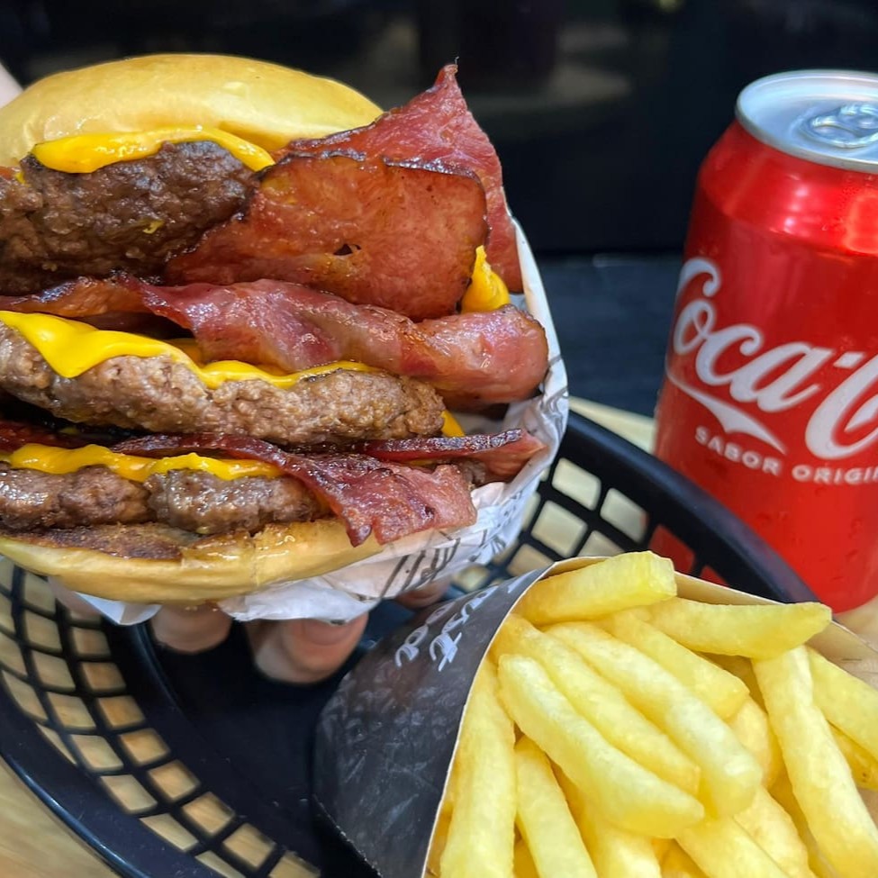 Smash Triplo Cheddar + Batata + Guaracamp Ou Refri Lata