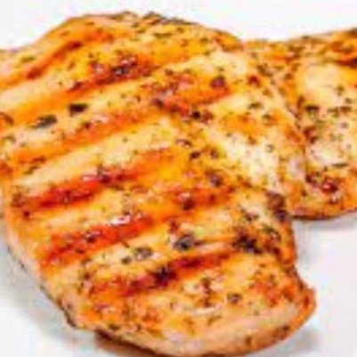 Delicie-se com o nosso 'Filé de Frango Grelhado', servido em generosas porções duplas. Este prato, estrela da nossa 'Refeição do Dia', vem acompanhado de um arroz soltinho e saboroso, feijão fresquinho, macarrão al dente e batatas fritas crocantes. Para completar, uma farofa caseira irresistível e uma salada refrescante de alface e tomate, trazendo um equilíbrio perfeito de sabores. Uma refeição completa para satisfazer o seu paladar!