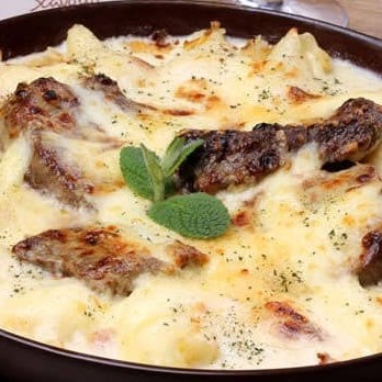 Desfrute de 400g de tiras de filé mignon acebolado, servidas em um molho de queijo cremoso e cobertas com muçarela ralada. Acompanha batata frita crocante e arroz branco soltinho. Uma refeição irresistível e cheia de sabor!