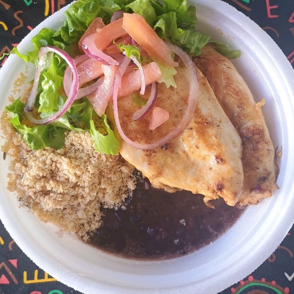Filé de frango grelhado com salada verde, acompanha arroz, feijão, farofa.