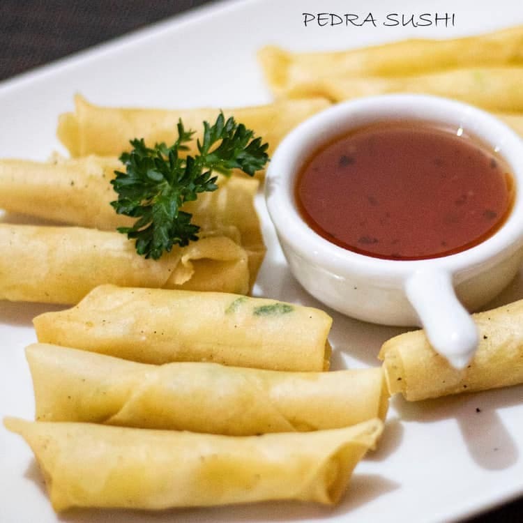 Harumaki recheado com legumes refogados no shoyu