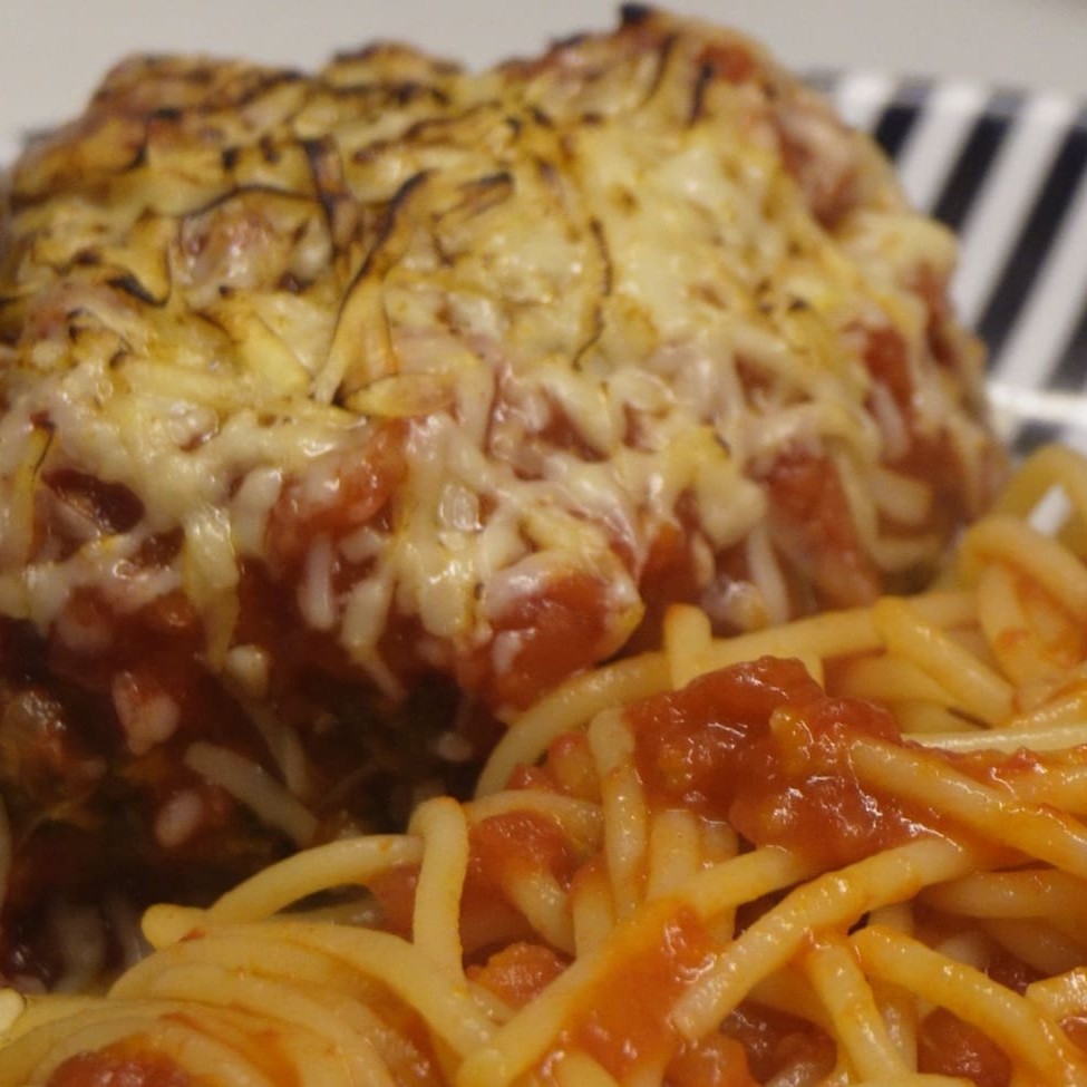 Saboreie nossa irresistível almôndega de carne bovina, recheada com muçarela derretida, presunto e ovo cozido servida com um delicioso molho de tomate italiano e espaguete ao sugo. Uma combinação clássica!