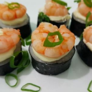 Arroz, salmão, cream cheese e camarão por cima