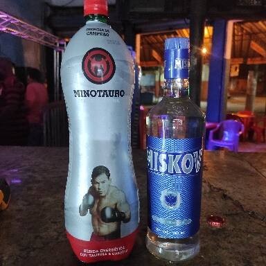 O Combo de Vodka + Energético 2lt da categoria 'Pack, Fardo, Combo, Promoção' é uma oferta irresistível. Apresentando um energético cuidadosamente selecionado, de sabor inigualável e uma vodka premium, ambas as bebidas são servidas geladas, garantindo o frescor e a qualidade que você merece. Aproveite nossos 2 litros de puro sabor e energia. Perfeito para compartilhar com amigos ou para animar qualquer festa. Não perca esta promoção especial!