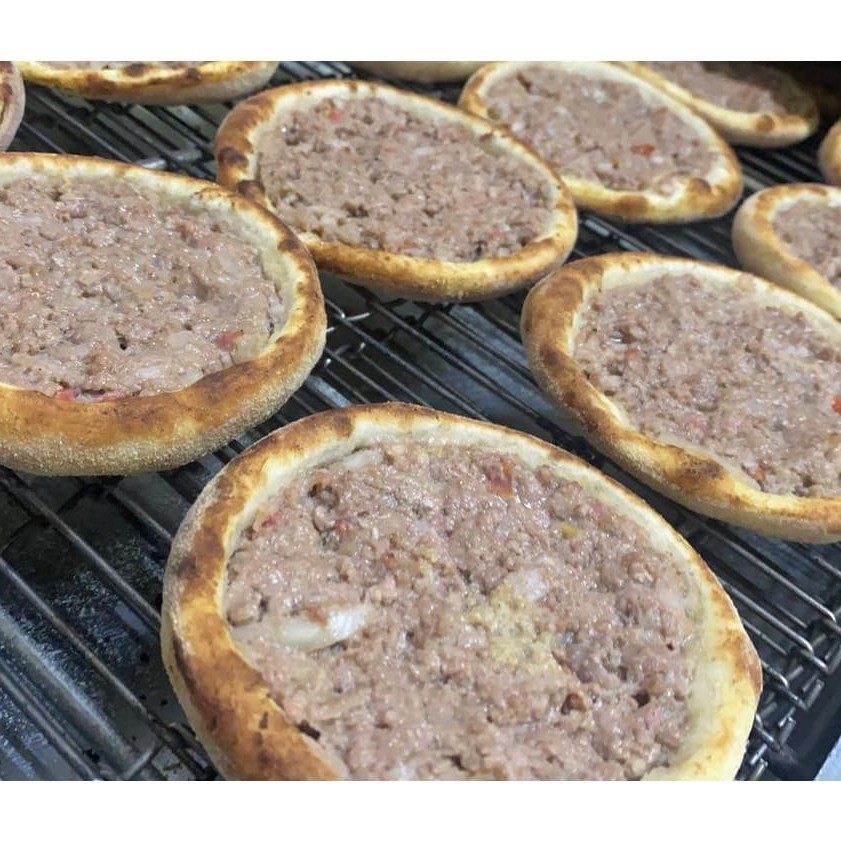 30 unidades de esfiha de carne mais 1 coca de 2 litros