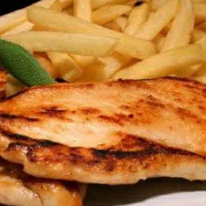 Filé de Frango grelhado com pure arroz feijão e farofa.