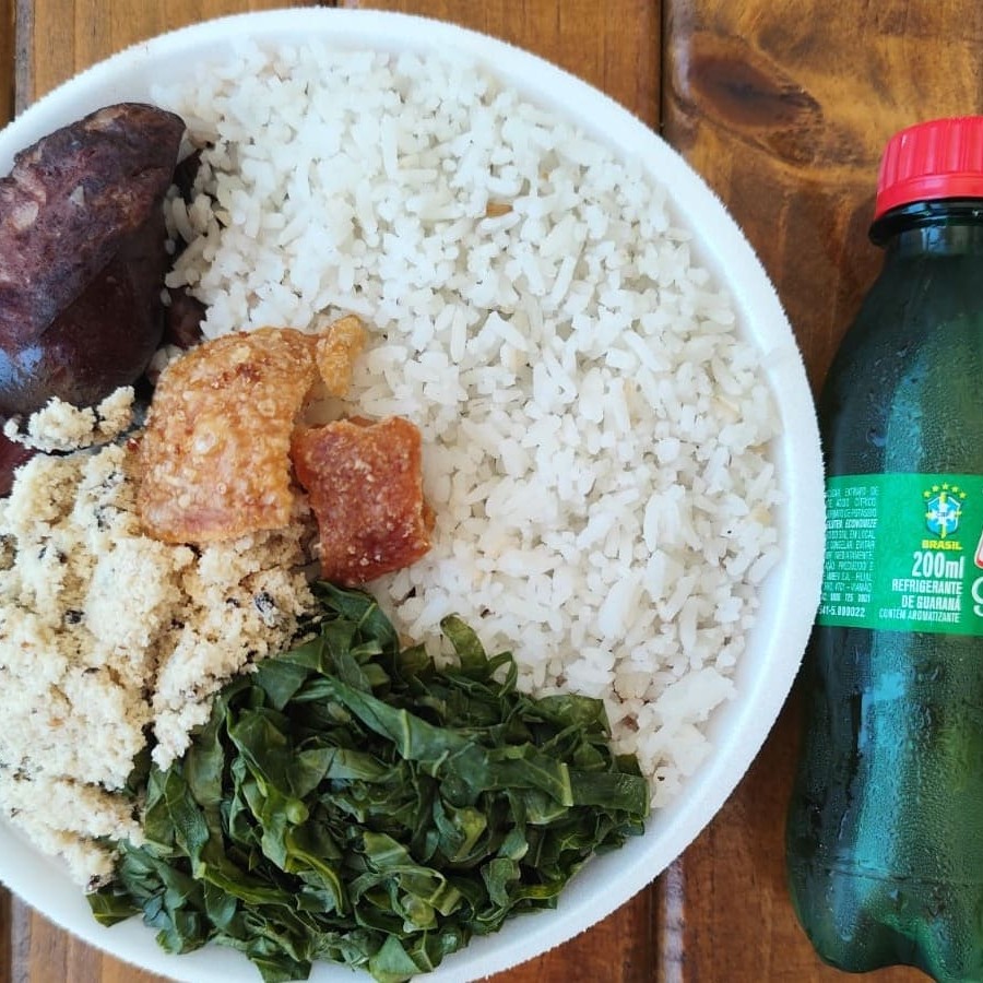 Deliciosa mini quentinha de Feijoada completa com couve manteiga refogada, farofa da casa, arroz branco e torresmo crocante. Marmita na porção mini indicada para 01 pessoa com 500gramas . Comida quentinha, feita na hora do seu pedido!