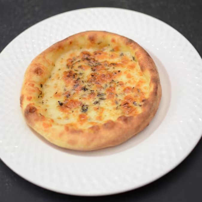 Mussarela gratinada e parmesão.